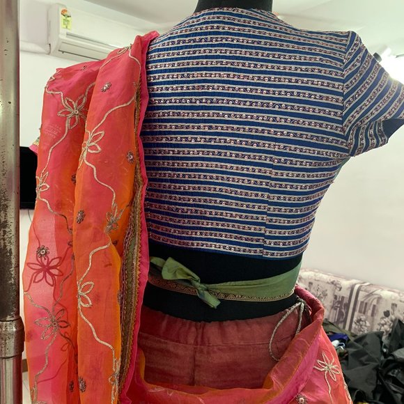 ENSEMBLE LEHENGA: Vibrant. Stands out. Choli 32-34. STUNNING DUPATTA! - Picture 3 of 17